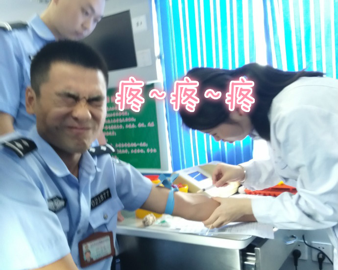 疼skr人！警察在移動(dòng)獻(xiàn)血車上的表情包亮了